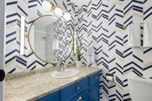 27 Deercrest Close Se, Calgary, AB - Indoor Photo Showing Bathroom