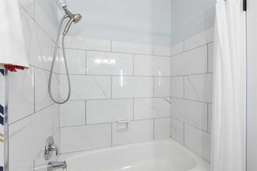 27 Deercrest Close Se, Calgary, AB - Indoor Photo Showing Bathroom