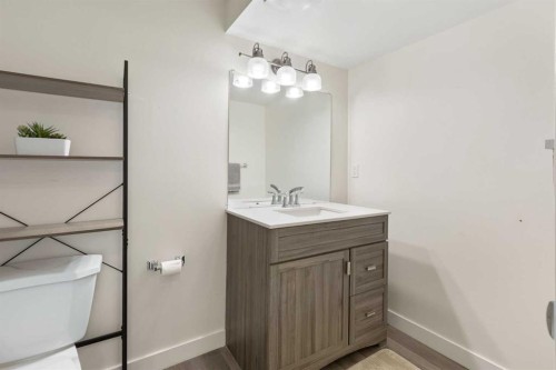 27 Deercrest Close Se, Calgary, AB - Indoor Photo Showing Bathroom