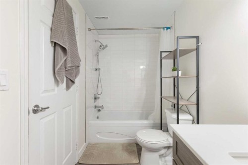 27 Deercrest Close Se, Calgary, AB - Indoor Photo Showing Bathroom