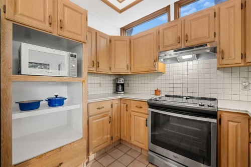 907 Shawnee Drive Sw, Calgary, AB - Indoor Photo Showing Kitchen