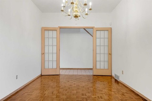 907 Shawnee Drive Sw, Calgary, AB - Indoor Photo Showing Other Room