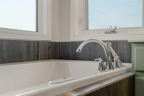 907 Shawnee Drive Sw, Calgary, AB - Indoor Photo Showing Bathroom