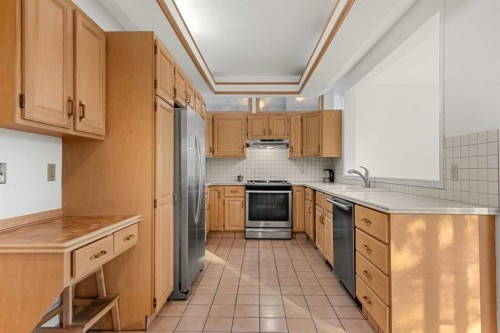 907 Shawnee Drive Sw, Calgary, AB - Indoor Photo Showing Kitchen