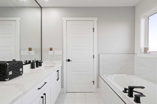 818 Edgefield Street, Strathmore, AB - Indoor Photo Showing Bathroom