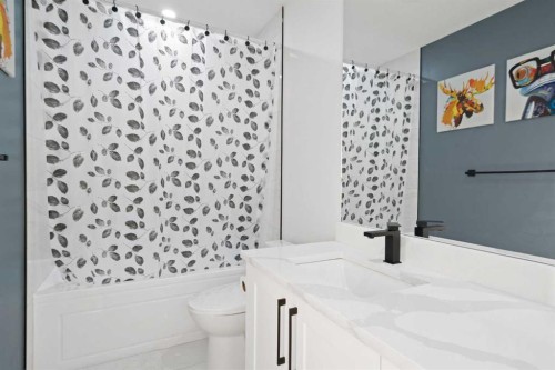 818 Edgefield Street, Strathmore, AB - Indoor Photo Showing Bathroom