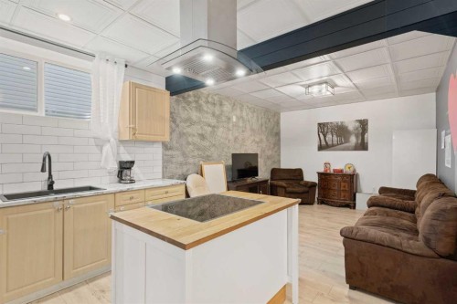 818 Edgefield Street, Strathmore, AB - Indoor Photo Showing Kitchen