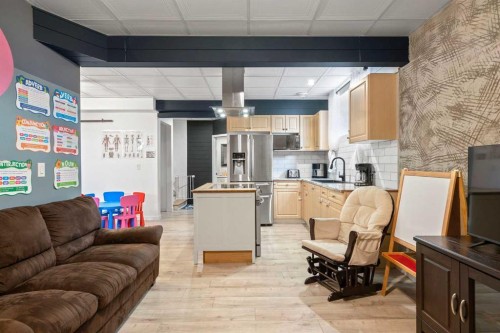 818 Edgefield Street, Strathmore, AB - Indoor Photo Showing Kitchen