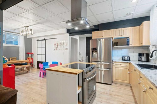 818 Edgefield Street, Strathmore, AB - Indoor Photo Showing Kitchen