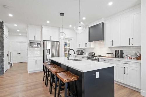 818 Edgefield Street, Strathmore, AB - Indoor Photo Showing Kitchen With Upgraded Kitchen