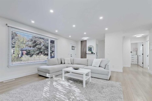 5219 Valiant Drive Nw, Calgary, AB - Indoor Photo Showing Living Room