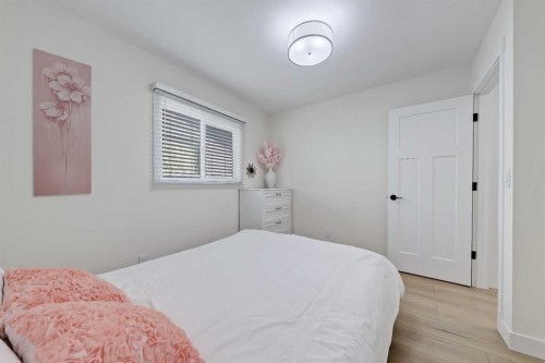 5219 Valiant Drive Nw, Calgary, AB - Indoor Photo Showing Bedroom