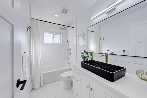 5219 Valiant Drive Nw, Calgary, AB - Indoor Photo Showing Bathroom