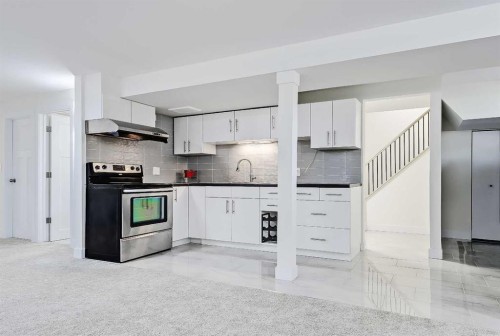 5219 Valiant Drive Nw, Calgary, AB - Indoor Photo Showing Kitchen