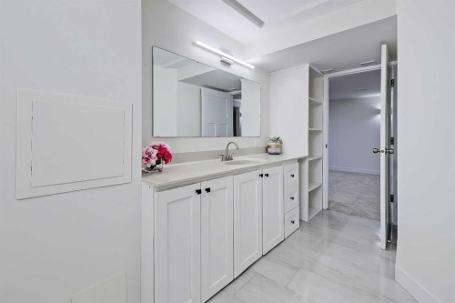 5219 Valiant Drive Nw, Calgary, AB - Indoor Photo Showing Bathroom