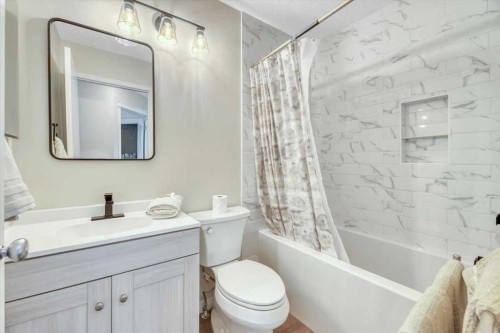 144 Prestwick Avenue, Calgary, AB - Indoor Photo Showing Bathroom