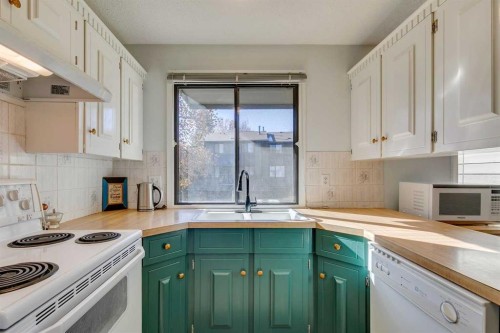 11-10030 Oakmoor Way Sw, Calgary, AB - Indoor Photo Showing Kitchen