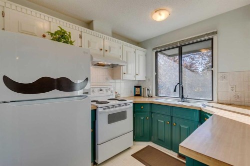 11-10030 Oakmoor Way Sw, Calgary, AB - Indoor Photo Showing Kitchen