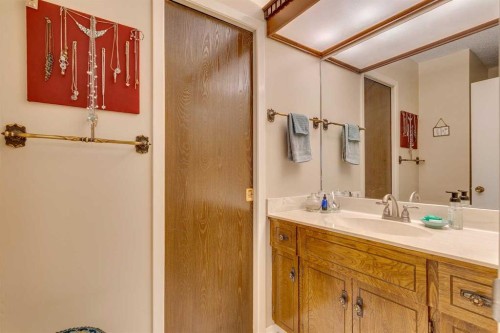 11-10030 Oakmoor Way Sw, Calgary, AB - Indoor Photo Showing Bathroom