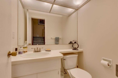 11-10030 Oakmoor Way Sw, Calgary, AB - Indoor Photo Showing Bathroom