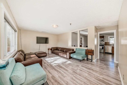 5414 Valentine Crescent Se, Calgary, AB - Indoor Photo Showing Living Room
