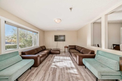 5414 Valentine Crescent Se, Calgary, AB - Indoor Photo Showing Living Room