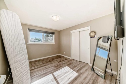 5414 Valentine Crescent Se, Calgary, AB - Indoor Photo Showing Other Room