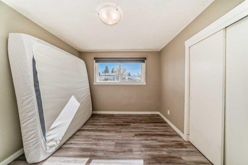 5414 Valentine Crescent Se, Calgary, AB - Indoor Photo Showing Other Room