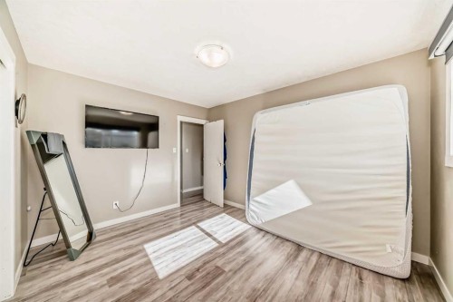 5414 Valentine Crescent Se, Calgary, AB - Indoor Photo Showing Other Room