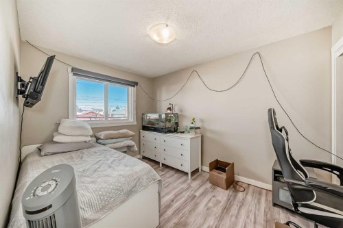5414 Valentine Crescent Se, Calgary, AB - Indoor Photo Showing Bedroom