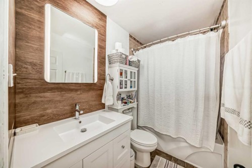 5414 Valentine Crescent Se, Calgary, AB - Indoor Photo Showing Bathroom