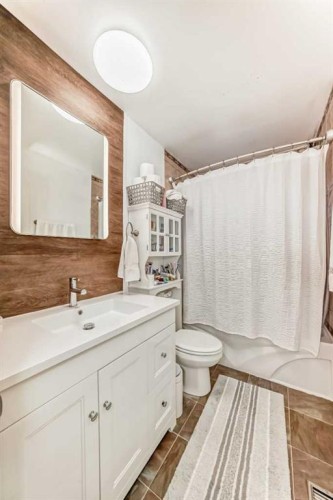 5414 Valentine Crescent Se, Calgary, AB - Indoor Photo Showing Bathroom