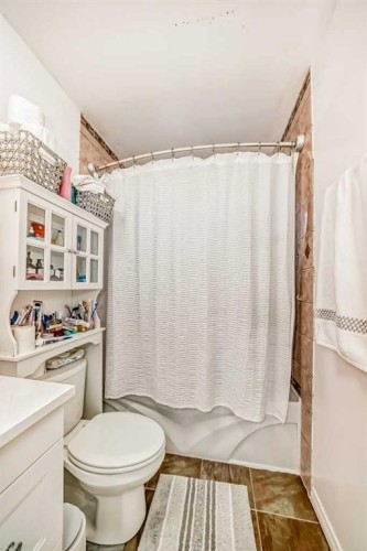 5414 Valentine Crescent Se, Calgary, AB - Indoor Photo Showing Bathroom