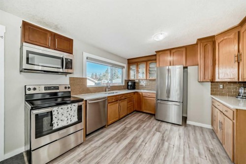 5414 Valentine Crescent Se, Calgary, AB - Indoor Photo Showing Kitchen With Stainless Steel Kitchen
