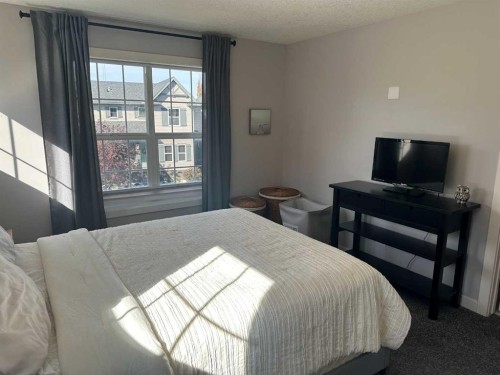 64 Elgin Meadows Manor Se, Calgary, AB - Indoor Photo Showing Bedroom