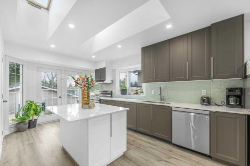 477 72 Avenue Ne, Calgary, AB - Indoor Photo Showing Kitchen With Upgraded Kitchen