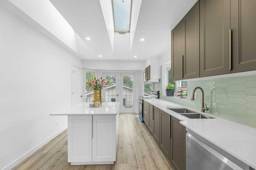 477 72 Avenue Ne, Calgary, AB - Indoor Photo Showing Kitchen With Double Sink With Upgraded Kitchen