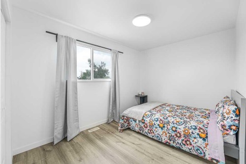 477 72 Avenue Ne, Calgary, AB - Indoor Photo Showing Bedroom
