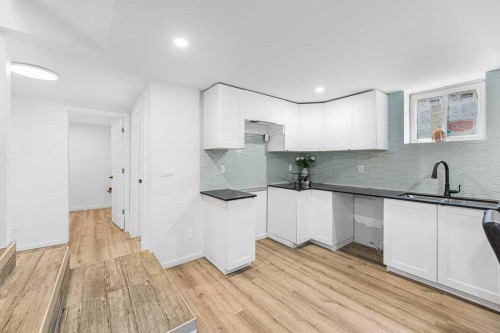 477 72 Avenue Ne, Calgary, AB - Indoor Photo Showing Kitchen