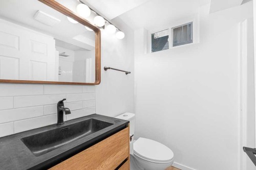 477 72 Avenue Ne, Calgary, AB - Indoor Photo Showing Bathroom