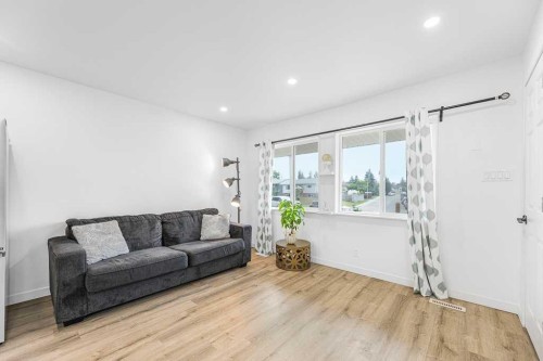 477 72 Avenue Ne, Calgary, AB - Indoor Photo Showing Living Room
