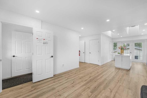 477 72 Avenue Ne, Calgary, AB - Indoor