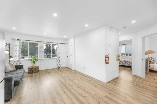 477 72 Avenue Ne, Calgary, AB - Indoor Photo Showing Living Room