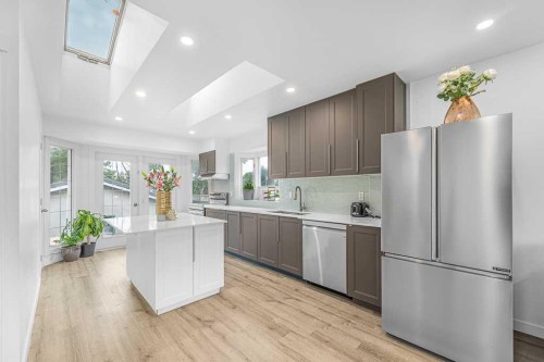 477 72 Avenue Ne, Calgary, AB - Indoor Photo Showing Kitchen