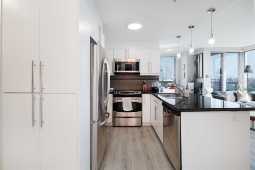 1702-817 15 Avenue Sw, Calgary, AB - Indoor Photo Showing Kitchen With Upgraded Kitchen