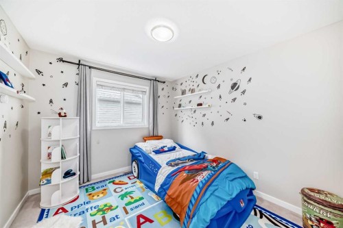 165 Hillcrest Drive Sw, Airdrie, AB - Indoor Photo Showing Bedroom