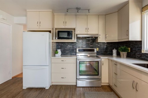90 Allandale Close Se, Calgary, AB - Indoor Photo Showing Kitchen
