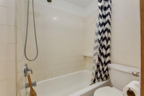 90 Allandale Close Se, Calgary, AB - Indoor Photo Showing Bathroom