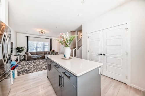 215 148 Avenue Nw, Calgary, AB - Indoor Photo Showing Kitchen
