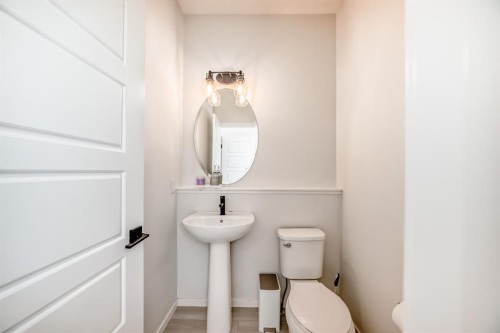 215 148 Avenue Nw, Calgary, AB - Indoor Photo Showing Bathroom